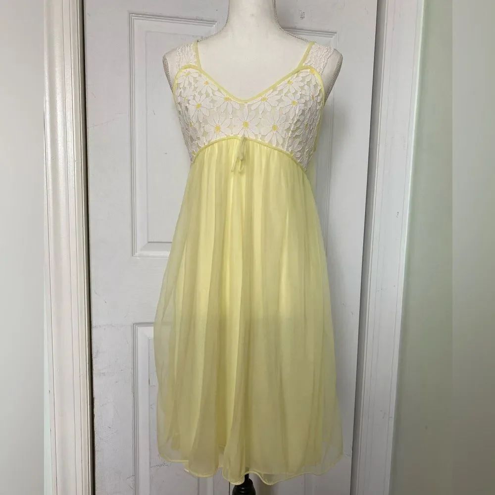 1960s Canary Yellow & White Daisy Flower Power Patterned Lace Nightgown